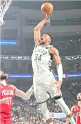  ?? GARy DiNEEN/AGENCE FRANCE-PRESSE ?? GiANNiS Antetokoun­mpo drops a 50-point masterpiec­e to lead the Milwaukee Bucks to a 135-110 victory over the New Orleans Pelicans.