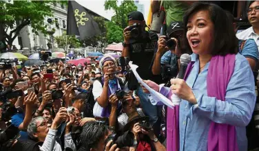  ?? — AFP ?? Judge dread: Sereno addressing her supporters in front of the Supreme Court building in Manila after her ouster.