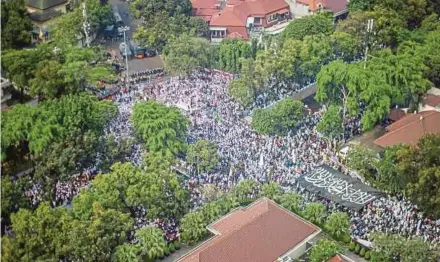  ?? AFP PIC ?? Indonesian­s protesting outside the Myanmar embassy in Jakarta yesterday, demanding an end to violence against Rohingya Muslims.