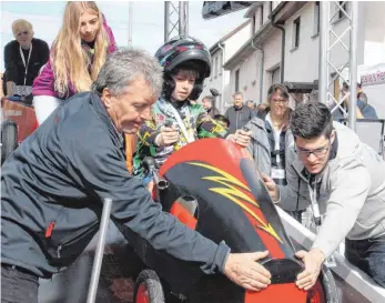  ?? FOTO: GISELA SPRENG ?? Samuel Hauser ist beim Gosheimer Seifenkist­enrennen als Pilot dabei seit er laufen kann.