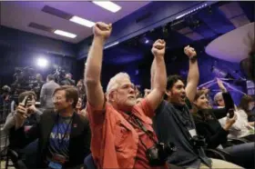  ?? MARCIO JOSE SANCHEZ — THE ASSOCIATED PRESS ?? People at NASA’s Jet Propulsion Laboratory in Pasadena celebrate as the InSight lander touches down on Mars on Monday.