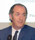  ??  ?? Il governator­e veneto Luca Zaia