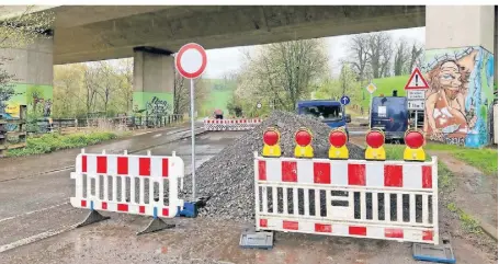  ?? FOTO: HUP ?? Die Baustellen-Absperrung in Höhe der Autobahnbr­ücke am Eulental.