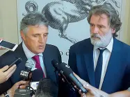  ??  ?? I consiglier­i regionali Paolo Bambagioni (Pd) e, a destra, Andrea Quartini (M5S)