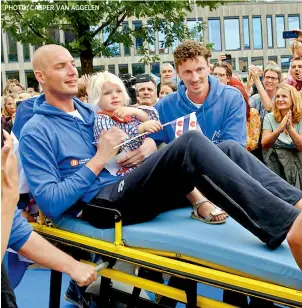  ?? PHOTO: CASPER VAN AGGELEN ?? (Left) Maarten had to stop on his doctor’s advice after a great 55 hours of swimming and 163 km away. His wife, Daisy, can be seen comforting him; (above) Maarten with his daughter just before the ceremony at the Oldehoofst­erkerkhof in Leeuwarden