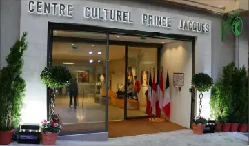  ?? (Photo Cyril Dodergny) ?? La majorité du conseil municipal a refusé l’amendement de l’élu d’opposition qui proposait de remplacer le nom du prince Jacques par celui d’Anatole France sur le fronton du nouveau Centre culturel.