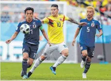  ?? FOTO: DPA ?? Perfekter start für Japan – James Rodriguez (Mi.) aus Kolumbien im Zweikampf mit Makoto Hasebe (li.) und Yuto Nagatomo aus Japan.