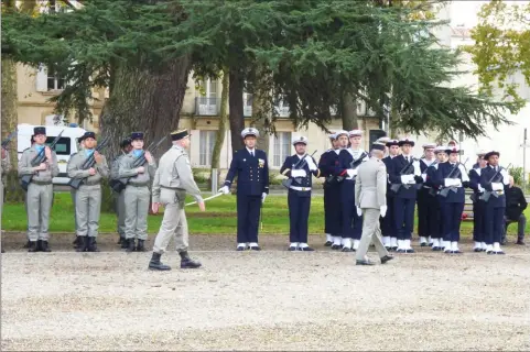  ??  ?? Revue des troupes, y compris les stagiaires de la PMM, par le lieutenant-colonel Richard Claus, chef de corps du 48e RT lors de la cérémonie du 11 novembre dernier.