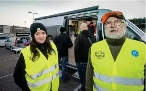  ??  ?? HJÄLPER TILL. Ronny Andersson och Emelie Kindén var några som anslöt sig till Missing people.