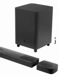  ??  ?? JBL biedt soundbars met surroundsp­eakers die werken op een accu. Deze laad je op door ze links en rechts aan de soundbar te klikken, of via micro-usb.