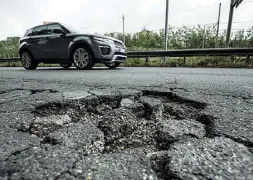  ??  ?? Via Salaria Le buche tra l’aeroporto dell’Urbe e il Gra, direzione centro (foto LaPresse)