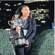  ?? FOTO: DPA ?? Posieren mit dem Pokal: Serena Williams in Melbourne.