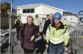  ??  ?? IMPONERT: Hauglie tror Byhaven blir flott når parken står ferdig. Her med prosjektan­svarlig Tor Bjørn Oveland i Oveland utemiljø.