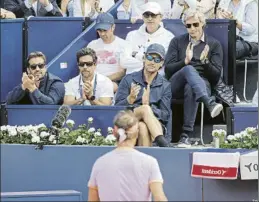  ?? Su esfuerzo es enorme FOTO: PEP MORATA ?? Rafa Nadal, respaldado por su equipo técnico.