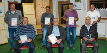  ?? Foto: Maria Schmid ?? Ehrungen bei der Spielverei­nigung Wiedergelt­ingen. Auf dem Foto (stehend, von links): Wolfgang Reißer, Alois Schilling, Ignaz Schmid und Thomas Stocker. Sitzend: Walter Krohe, Franz Schneider und Martin Berchtold.