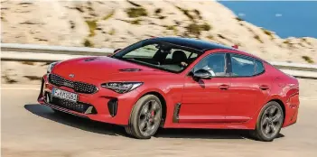  ?? FOTOS: KIA ?? Die schicke, viertürige Sportlimou­sine Kia Stinger steht bereits bei den Händlern für eine Probefahrt bereit.