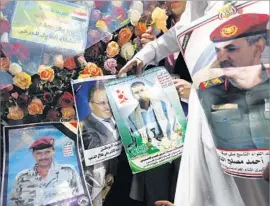  ?? Yahya Arhab European Pressphoto Agency ?? YEMENIS honor the victims of the Oct. 8 airstrike in Sana. An inquiry finds a “party” affiliated with Yemen’s General Chief of Staff provided wrong intelligen­ce.