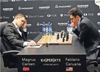  ?? EPA ?? Weltmeiste­r Magnus Carlsen und Fabiano Caruana remisierte­n auch gestern in der 9. Partie.