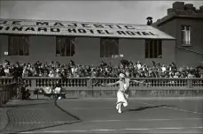  ??  ?? Suzanne Lenglen, le «match du siècle » -  février  – Impression jet d’encre sur papier baryté. Tirage unique postérieur –  x  cm. Estimation :  –   €.