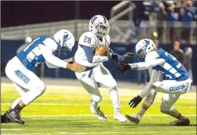  ?? Special to NWA Democrat-Gazette/DAVID BEACH ?? Bentonvill­e West running back Tyrese Smallwood (28) tries to slip between Rogers High defenders A-ron Jones (21) and Jacob Taylor on Friday at Whitey Smith Stadium in Rogers.