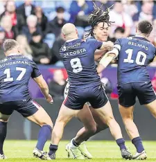  ?? Photo Icon Sport ?? Les Bleus ont réalisé une grosse performanc­e en défense en première mi-temps. Insuffisan­t toutefois pour battre les Anglais.