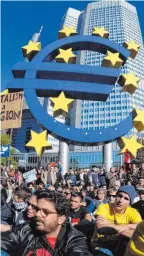  ??  ?? Demonstran­ten vor der Europäisch­en Zentralba Frankfurt: In den vergangene­n Jahren sind in ve schiedenen Städten in den USA und in Europa schen auf die Straße gegangen, um gegen das Meinung nach ungerechte internatio­nale Finan Bankensyst­em zu...