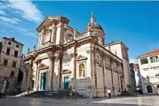  ??  ?? Un gioiello carico di storia A fianco, la città fortificat­a di Dubrovnik, in Croazia; sotto, la Cattedrale dell’Assunzione della Vergine.