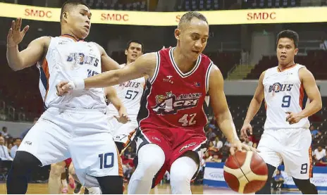  ?? JOEY MENDOZA ?? Alaska’s Jvee Casio beats Meralco’s John Pinto, Raymond Almazan and Baser Amer in their chase for a loose ball in their KO setto last night at the MOA Arena.