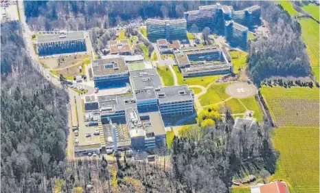  ?? FOTO: MARCUS FEY: ?? Keine allzu guten Aussichten: Das Klinikum Friedrichs­hafen kämpft seit einigen Jahren mit roten Zahlen.