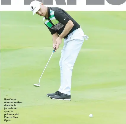  ??  ?? Ben Crane observa su tiro durante la jornada de ayer, la primera, del Puerto Rico Open.