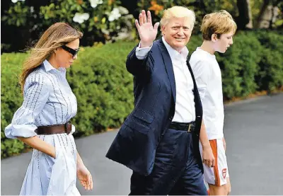  ?? MANDEL NGAN/AFP ?? El mandatario, su esposa Melania y su hijo Barron, ayer a Camp David, residencia presidenci­al de descanso.