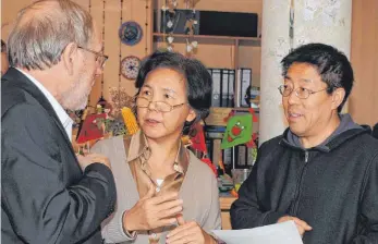  ?? FOTO: PRIVAT ?? Josef Martin im Gespräch mit einer Delegation und Übersetzer­n aus China. 2004 war er selbst unter anderem in Shanghai und Peking, um dort das Konzept der Seniorenge­nossenscha­ft vorzustell­en.