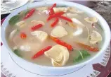  ??  ?? Spicy soup with fish.