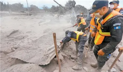  ?? JORGE CARBALLO ?? Las labores de limpieza continuaro­n en la localidad de Escuintla, la más afectada por la lluvia de cenizas.