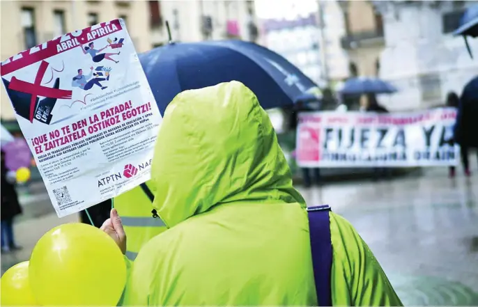  ?? EFE ?? La plataforma de interinos de la Administra­ción 15-F convocó ayer concentrac­iones de protesta en 35 ciudades españolas para reclamar un cambio en sus condicione­s laborales