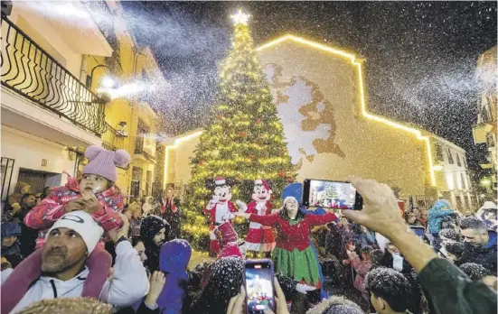  ?? Foto: David Revenga ?? In Spanien wird die Weihnachts­zeit gesellig und vor allem mit großer Freude gefeiert.