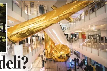  ??  ?? Giant golden balloons installed in K11 Atrium last April threw up exaggerate­d reflection­s of the mall’s snazzy interiors.