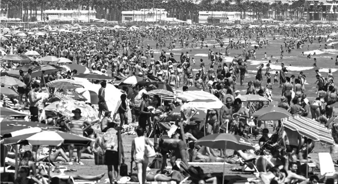  ?? Foto: dpa ?? Der Malvarrosa-Strand in Valencia an einem August-Tag: Spanien erlebt in diesem Jahr einen nie dagewesene­n Urlauberan­sturm.