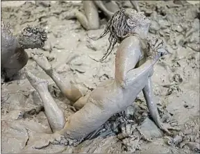  ??  ?? L’artiste Florence Peake réinterprè­te Le Sacre du printemps nue dans la boue.