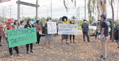  ?? THE INTERNAL SECURITY OPERATIONS COMMAND (ISOC) IN RATCHABURI ?? Not in my province
Ratchaburi residents yesterday protest against a government plan to build a field hospital in their province for Covid-19 patients.