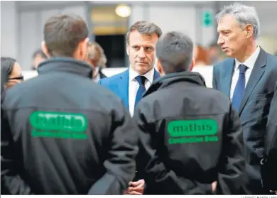  ?? LUDOVIC MARIN / EFE ?? El presidente francés, Emmanuel Macron, charla con algunos trabajador­es.