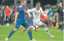  ??  ?? EFICAZ. Mbappé ingresó en la segunda parte y fue desequilib­rante para Francia sobre Islandia.