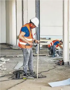  ?? SILVIA SÁNCHEZ FERNÁNDEZ ?? Trabajos en el interior del edificio del matadero, el pasado mes de mayo