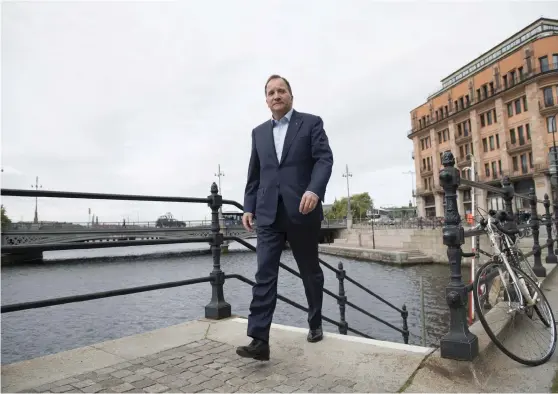  ?? Bild: ROBERT NYHOLM/TT ?? LADDAR. Till hösten ska det presentera­s ny budget och göras planer för valåret 2018. Men just nu kopplar Stefan Löfven av med läsning, släkt och vänner på landet.