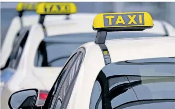  ?? FOTO: SVEN HOPPE/DPA ?? Was eine Taxifahrt kosten darf, regelt die Tarifordnu­ng.