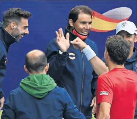  ??  ?? Nadal felicita a Carreño tras el triunfo del asturiano ante Millman en la jornada inicial de la ATP Cup.