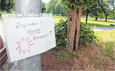  ?? FOTO: OLIVER WILLIKONSK­Y/IMAGO ?? In Stuttgart mahnen Bürger zur Vorsicht in den Parks. Diese Warnung ist derzeit in ganz Baden-Württember­g aktuell.