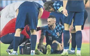  ?? foto: efe ?? Marcelo Brozovic otra víctima del ‘virus fifa’, se lesionó con Croacia