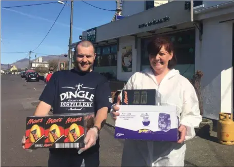  ??  ?? Colm O’Connor and his wife, Nikki, outside Siopa an Bhuailtín in Baile an Fheirtéara­igh. Photo by Seán Mac an tSíthigh