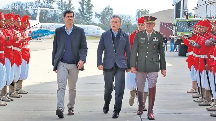  ?? Gobierno de salta ?? Macri al arribar a Salta, ayer, acompañado por Urtubey y la guardia de los gauchos de Güemes